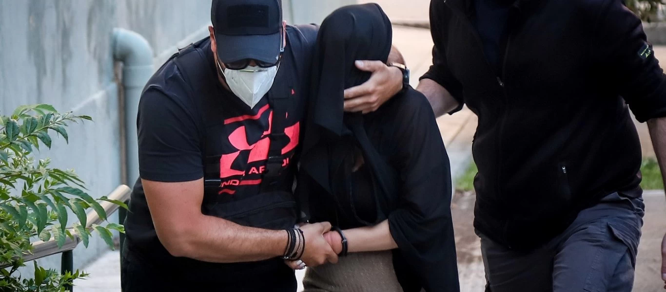 Οι στιγμές λίγο πριν τη σύλληψη της 35χρονης - Η «ενέδρα» των αστυνομικών (βίντεο)